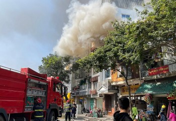Cháy lớn tại ngôi nhà bán khung tranh trên phố Hàng Bông- Hà Nội