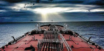 Dầu mỏ thế giới bùng nổ “thị trường đen”