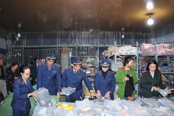 Quản lý thị trường tỉnh Thái Nguyên thu giữ 6.000 sản phẩm quần áo không rõ nguồn gốc