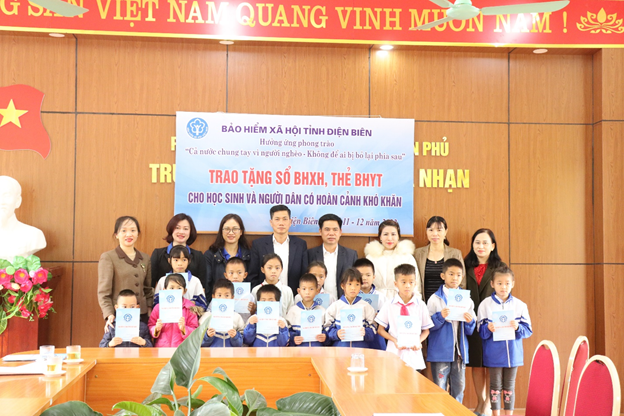 Điện Biên: 171 học sinh có hoàn cảnh khó khăn được tặng thẻ bảo hiểm y tế