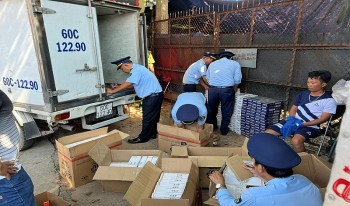 Phát hiện ô tô vận tải vận chuyển hơn 4.300 bao thuốc lá điếu có dấu hiệu nhập lậu ở Bình Dương