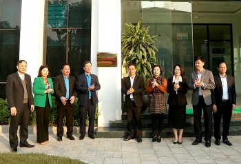 Gắn biển công trình chào mừng 50 năm thành lập Công đoàn Công nghiệp Hóa chất Việt Nam