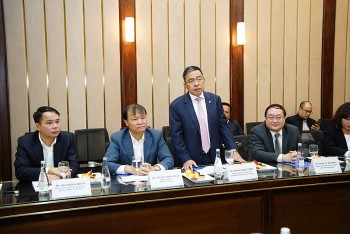 Thứ trưởng Đỗ Thắng Hải và Bộ trưởng Bộ Công Thương Lào tham quan Tổ hợp ô tô VinFast