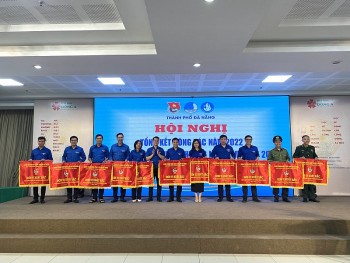 Đoàn Thanh niên EVNCPC nhận Cờ đơn vị xuất sắc năm 2022