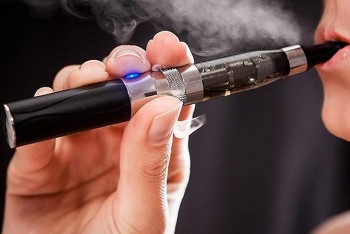 Cảnh báo gia tăng tình trạng hút thuốc lá điện tử
