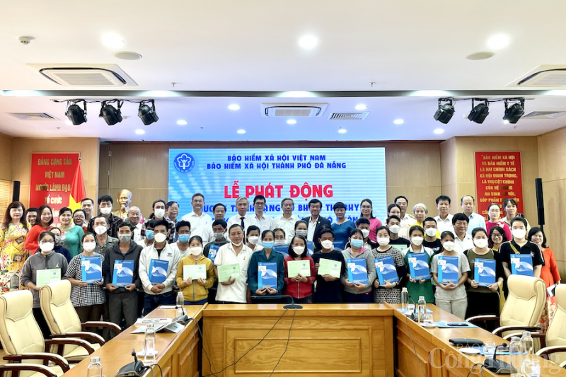 Đà Nẵng: Vận động nguồn lực tặng sổ bảo hiểm xã hội, thẻ bảo hiểm y tế cho người nghèo
