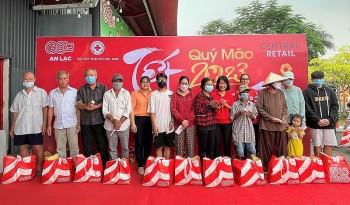 Central Retail trao tặng gần 5.000 phần quà cho người có hoàn cảnh khó khăn dịp Tết Quý Mão 2023