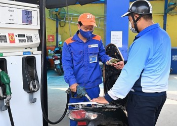 Giá xăng dầu hôm nay 3/1: Xăng tăng từ 332-347đồng/lít, giá dầu tăng từ 107-601 đồng/lít