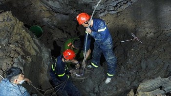 Vụ bé trai rơi xuống trụ bê tông: Lực lượng công binh phối hợp đẩy nhanh tiến độ cứu hộ, cứu nạn