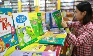 Lãng phí 2.400 tỷ đồng in sách giáo khoa: 'Cải lùi' giáo dục