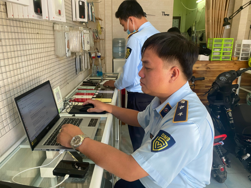 Tiền Giang: Chuyển công an điều tra 1 vụ kinh doanh điện thoại iPhone nhập lậu