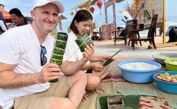 Du khách nước ngoài hào hứng trải nghiệm Tết