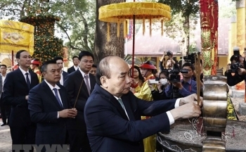 Chủ tịch nước cùng các kiều bào dâng hương tại Điện Kính Thiên