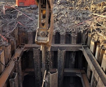 Thông tin mới nhất vụ bé trai ở Đồng Tháp: Đã nhổ được ống vách bằng cẩu 80 tấn