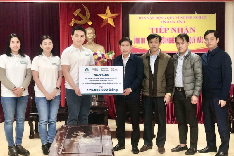 Trao hơn 375 triệu đồng vật phẩm hỗ trợ phòng chống thiệt hại thiên tai cho các địa phương miền Trung