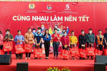 8.000 phần quà được trao trên cả nước thông qua chương trình “Cùng nhau làm nên Tết”