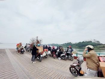 Bến đò Chương Dương rộn ràng ngày giáp Tết