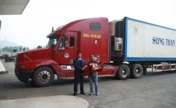 Cửa khẩu Việt - Trung tấp nập xuất, nhập khẩu hàng hóa ngày đầu năm