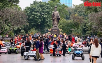 Mùng 2 Tết: Hồ Gươm, phố cổ Hà Nội đông nghịt khách du Xuân