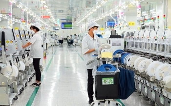 Việt Nam vững vàng trước “cơn gió ngược”