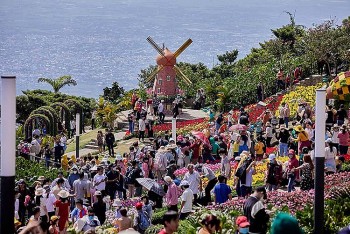 Tây Ninh bùng nổ du khách về trẩy hội Xuân Núi Bà Đen