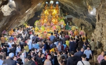 Hơn 102 nghìn du khách về trẩy hội chùa Hương