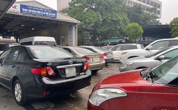 Lượng ô tô xếp hàng ở các trung tâm đăng kiểm vẫn đông đúc sau Tết