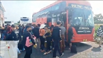 Phát hiện xe khách chở quá quy định 30 người, tem kiểm định giả