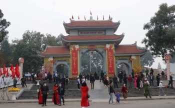 Du khách nô nức trẩy hội Lim nghe hát Quan họ