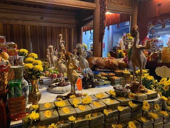 Độc đáo hàng trăm cỗ gà bay rồng, phượng ngày giỗ vua Mai Hắc Đế