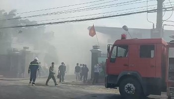 Tiền Giang: Cháy kho thức ăn gia súc, toàn bộ tài sản bị thiêu rụi