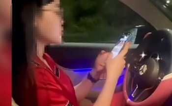 Xử phạt nữ tài xế Mercedes buông 2 tay và dùng điện thoại để quay TikTok