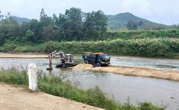Doanh nghiệp khai thác cát rầm rộ, người dân lo sạt lở bờ sông