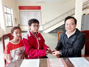 Tỉnh Quảng Ninh: Hai học sinh nhặt được của rơi trả lại người mất