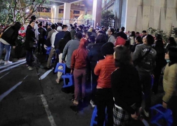 Hà Nội: Xuyên đêm xếp hàng mua hồ sơ dự tuyển vào lớp 1