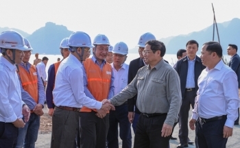 Thủ tướng dâng hương tượng đài Bác Hồ và kiểm tra công trình mở rộng thủy điện Hòa Bình