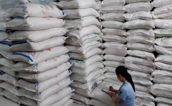 TP. HCM: Bắt giữ gần 40 tấn đường cát nghi nhập lậu gần chợ Bình Tây