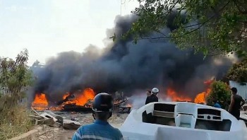 Cháy lớn thiêu rụi hàng loạt cano tại TP. Hồ Chí Minh