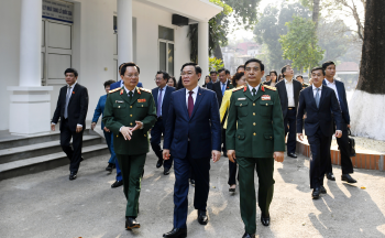 Chủ tịch Quốc hội Vương Đình Huệ thăm, chúc mừng tại Bệnh viện TƯQĐ 108