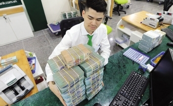 Cầu tín dụng giảm, ngân hàng đau đầu tìm cách hạ lãi suất