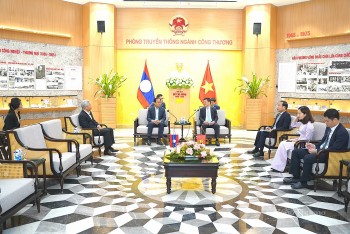 Bộ trưởng Nguyễn Hồng Diên tiếp, làm việc với Thống đốc Ngân hàng Lào