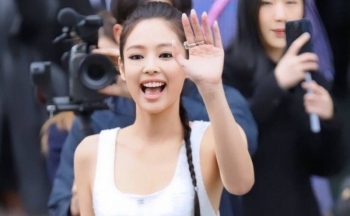 Jennie thành viên Blackpink gây sốt tại Tuần lễ thời trang Paris