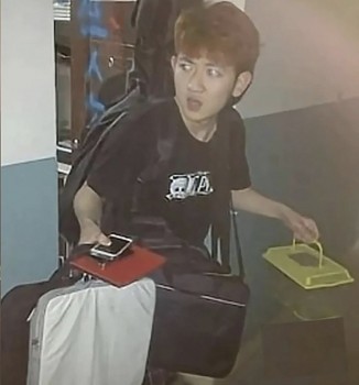 Sự thật bức ảnh chàng trai vác đồ đạc lỉnh kỉnh, biểu cảm lấm lét ở ký túc xá