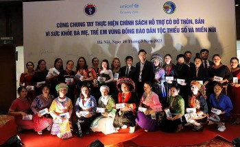 Vì sao hơn 1.500 cô đỡ thôn bản ngừng hoạt động?