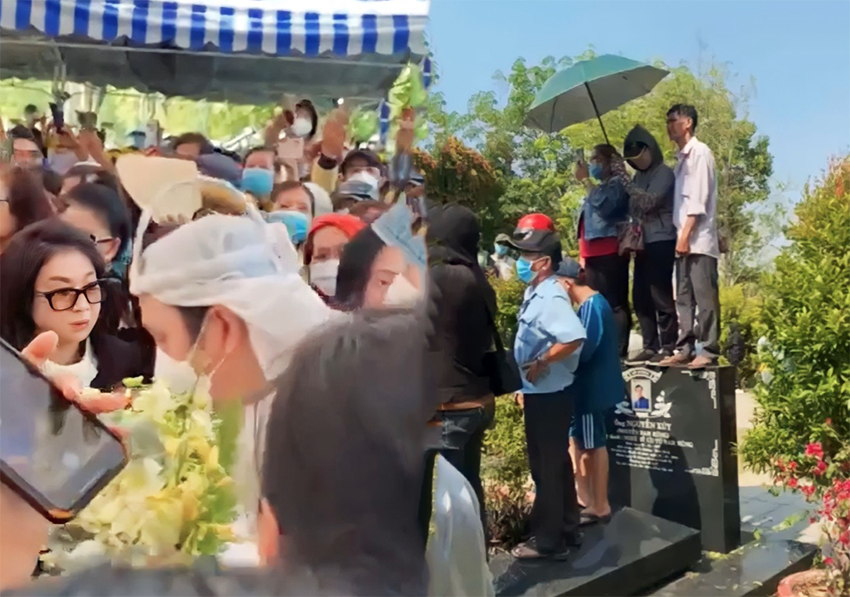 Xót xa hình ảnh mộ của NSƯT Thanh Kim Huệ bị giẫm đạp, hư hại sau lễ tang NSƯT Vũ Linh
