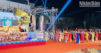 Đặc sắc màn diễu hành đường phố với “Rực rỡ đêm hội Hoa Ban”