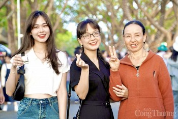 Người dân đổ xô 'check-in' phố cà phê miễn phí Buôn Ma Thuột