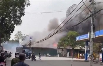 Hà Nội: Cháy lớn thiêu rụi kho vật liệu xây dựng cạnh cây xăng