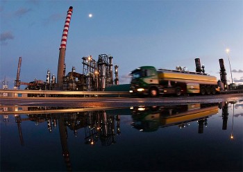 Giá xăng dầu hôm nay 17/3: Tiếp tục kéo dài mức giảm