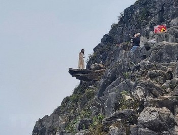 Du khách nước ngoài bị thương khi chụp ảnh ở “mỏm đá tử thần” tại Hà Giang